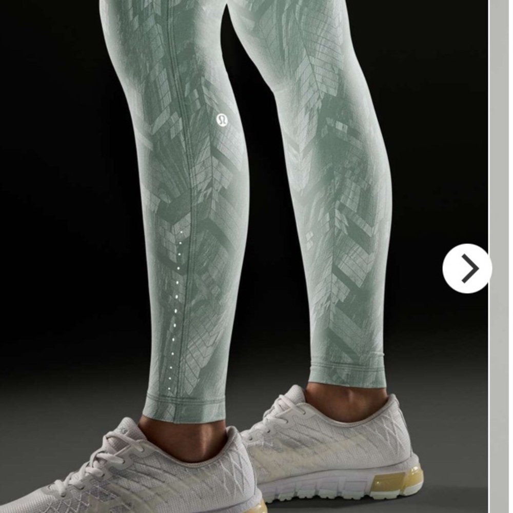 Lululemon Swift Speed High-Rise Tight 28"
Reverberate Chevron Jacquard SZ 6